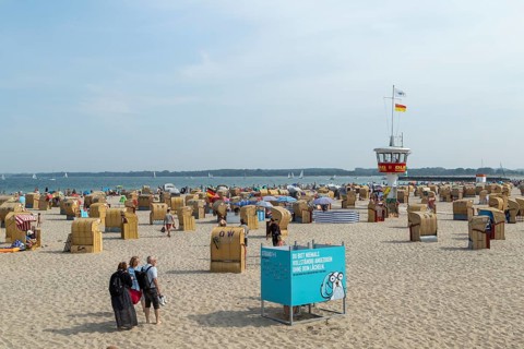 Summer weather, bathers, beach chairs and DLRG lifeguard tower on the beach, Travemünde beach,
