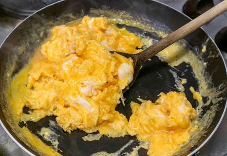Scrambled eggs in the pan