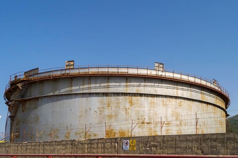 Stainless steel tank for the storage of crude oil in a refinery in northern Sicily