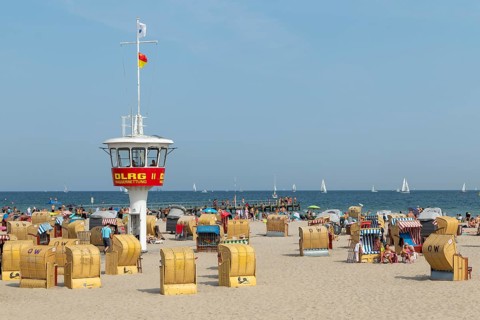 Summer weather, bathers, beach chairs and DLRG lifeguard tower on the beach, Travemünde beach,