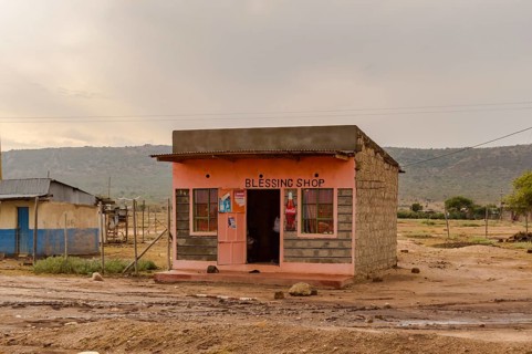 Nairobi, Kenya, Afrique-01/01/2018.Small block stall in pink concrete in Kenya's rift valley,
