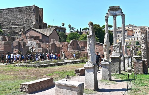 Tourists and vestal virgins in the house of the vestal virgins