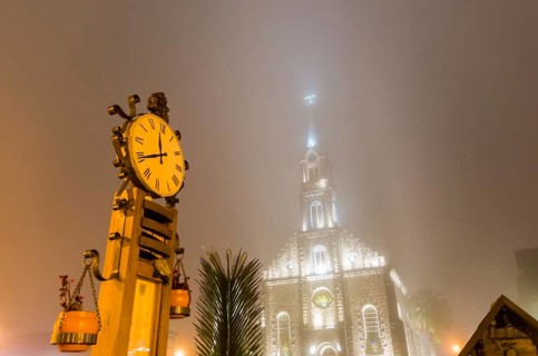 St. Peter the Apostle Mother Church (Igreja Matriz São Pedro Apóstolo) and famous thermometer in