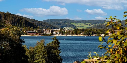 View over the Titisee to the town centre, Titisee, Titisee-Neustadt, Baden-Württemberg, Black