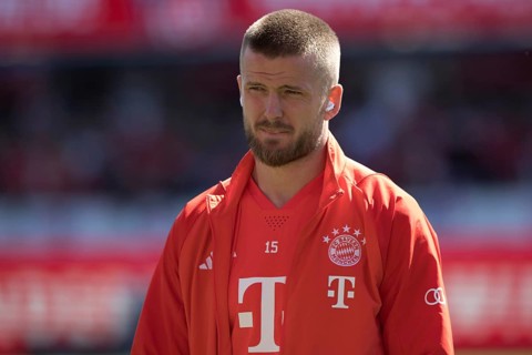 Eric DIER FC Bayern Munich with Airpods in front of the game