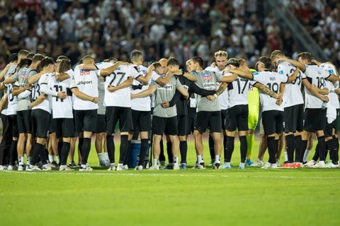 Football match, the SSV Ulm team united in a circle on the pitch after the defeat against FC Bayern
