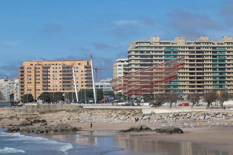 Place of interest She Changes, Rotunda da Anémona, sculpture by artist Janet Echelman on the beach