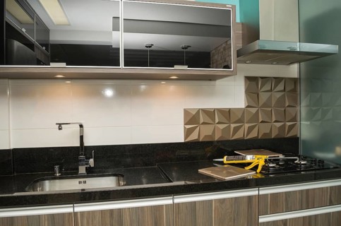 Renovating the kitchen, installing tile on the wall