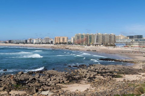 City view with sandy beach and surf in the Atlantic Ocean, She Changes landmark, Rotunda da