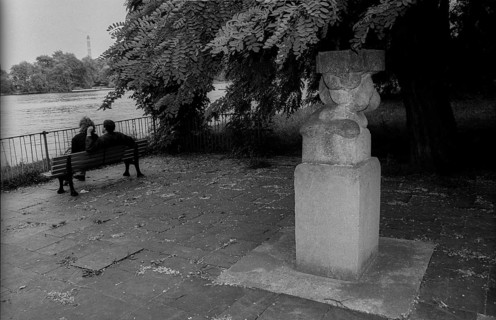 Germany, Berlin, 27 June 1991, sculpture on the banks of the Spree, Treptower Park, couple on a