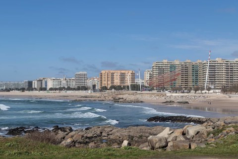 City view with sandy beach and surf in the Atlantic Ocean, She Changes landmark, Rotunda da