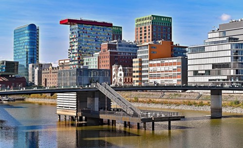 Steg und die Bauten
