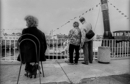 Germany, Berlin, 27.06.1991, landing stage of the Weiße Flott e in Treptower Park, woman on chair,