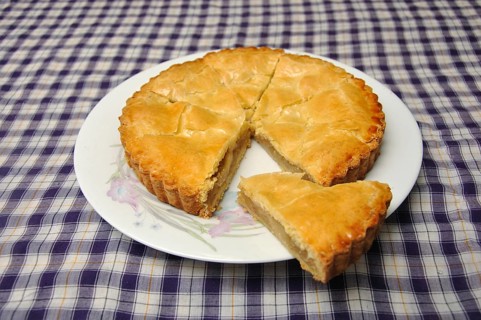 Delicious homemade apple pie ready to serve