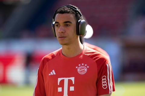 Jamal MUSIALA FC Bayern Munich with headphones in front of the game