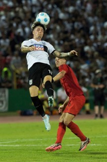 Football match, Niklas KÖLLE SSV Ulm left, heads the ball in the air, Joshua KIMMICH FC Bayern