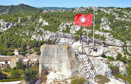 The flag above the mountain ruins and the Alpilles