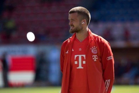 Eric DIER FC Bayern Munich with Airpods in front of the game
