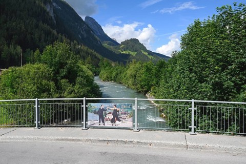 Bridge with banner dance scene Bollywood cult musical, Dilwale Dulhania Le Jayenge, DDLJ, Saanen,