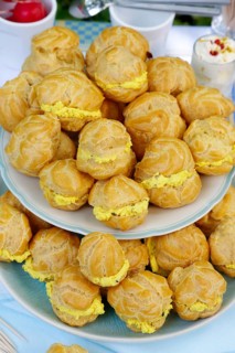 Swabian cuisine, mini cream puffs filled with goat's cream cheese, cream cheese éclairs,