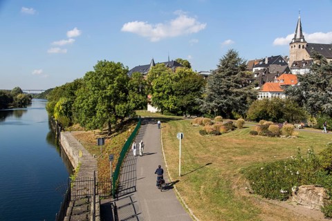 Ruhr Valley cycle path, Ruhr, cycle and pedestrian path, old town centre of Essen Kettwig, Essen,