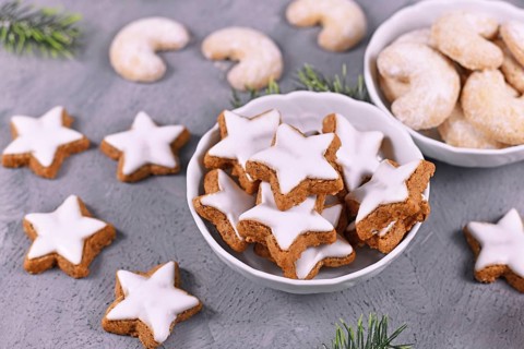 Bowl with traditional German cinnamon star Christmas cookies called 'Zimtsterne' made with almonds,