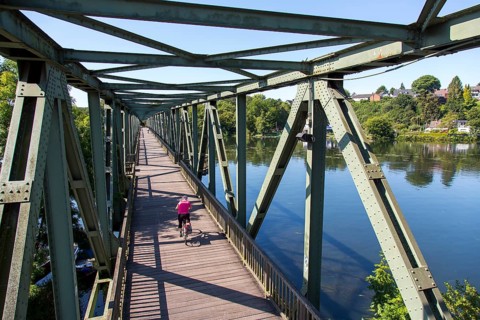 Ruhr Valley cycle path, former railway bridge over the Ruhr, Lake Baldeney in Essen, cycle and