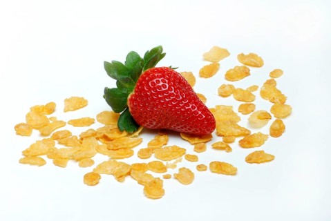 Strawberry and cornflakes (Fragaria x ananassa)