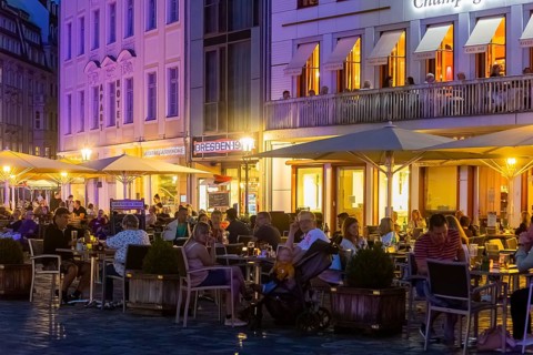 Outdoor gastronomy on Dresden's Neumarkt at the Church of Our Lady, thanks to the current Corona