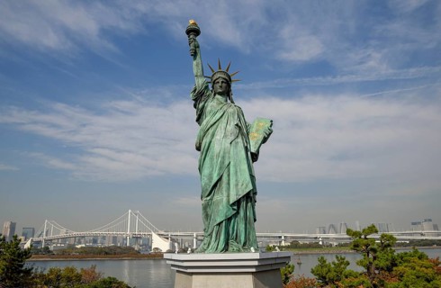 Replica of the Statue of Liberty, in the background the Rainbow Bridge, Odaiba Island, Tokyo,