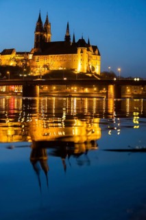 The Elbe in Meissen is slightly high water after the snow has melted, the Burgberg is reflected in