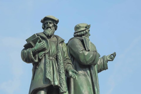 Monument with two figures to Johannes Gutenberg 1400-1468, Book, Roßmarkt, City Centre, Main,