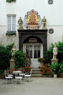 Entrance from the house Chateaubriand, coat of arms, St. Malo, Brittany, France, Europe
