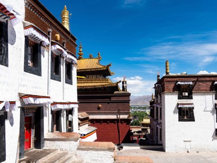 Inner courtyard in the monastery of Xigaze, Tibet, China, Asia