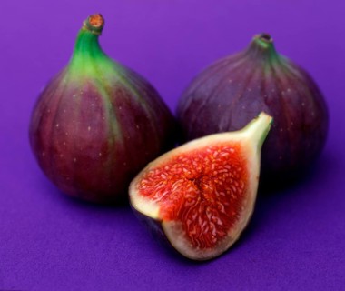 Cut-open figs (Ficus carica)
