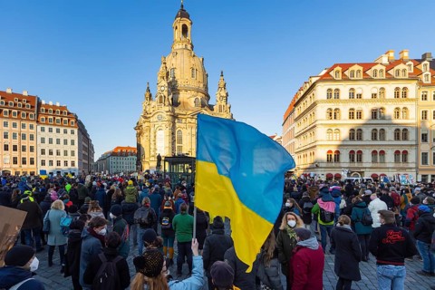 In Dresden, about 3, 000 people gathered on Neumarkt in front of the Church of Our Lady. On posters