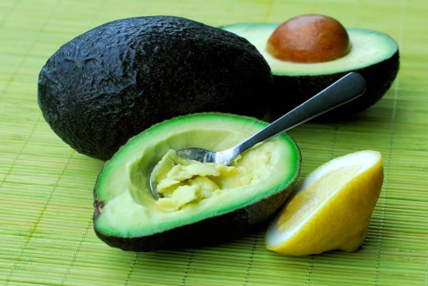 Avocado (Persea americana) with Lemon (Citrus limon) sliced, sliced, spoon, Lauraceae (Lauraceae)
