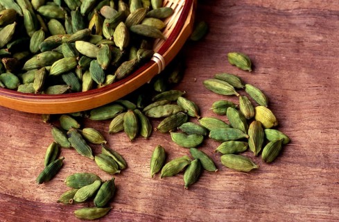 Cardamom (Elettaria cardamomum) in shell, seed capsules, seed capsule