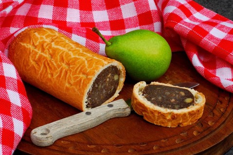 Bread with pears and walnuts, knife, pear, Swiss speciality, pear bread