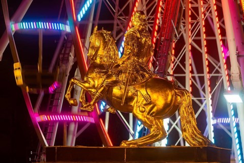 Neustädter Markt is home to one of Dresden's alternative Christmas markets. An illuminated Ferris