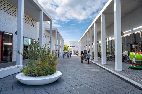 Pedestrian zone, shopping mile in Outletcity Metzingen, Reutlingen district, Baden-Württemberg,