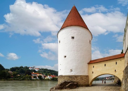 Schaiblingsturm, 13th century defence defence tower, city fortifications, river Inn, pilgrimage