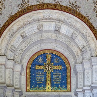 Cross mosaic in the tympanum with the quotation Eine feste Burg ist unser Glauben by Martin Luther,