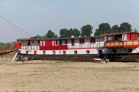 Houseboat run dry on the Rhine, extreme low water in August 2022, Düsseldorf, North