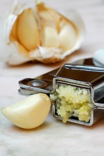 Garlic (Allium sativum) crush and t oe