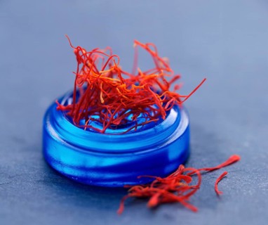 Bowl with Saffron crocus (Crocus sativus), thread