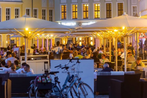 Outdoor gastronomy on Dresden's Neumarkt at the Church of Our Lady, thanks to the current Corona