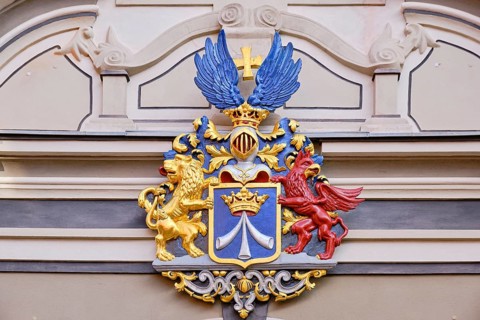 The town coat of arms from the Swedish occupation period on the gable of the baroque grand portal