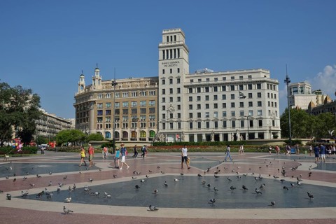 Building of Banco Español de Crédito in Plaça de Catalunya square, Barcelona, ??Catalonia, Spain,