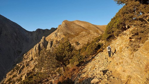 Hikers on hiking trail, Gingilos, hiking on the Gingilos, morning light, cloudless blue sky,